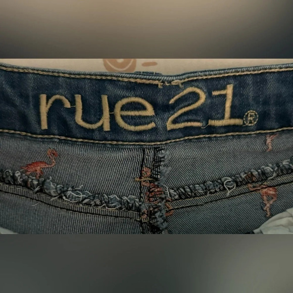 Rue21 High Waisted Cudded Denim Shorts Embroidered Pink Flamingos Size 7/8 🦩 - Picture 4 of 8